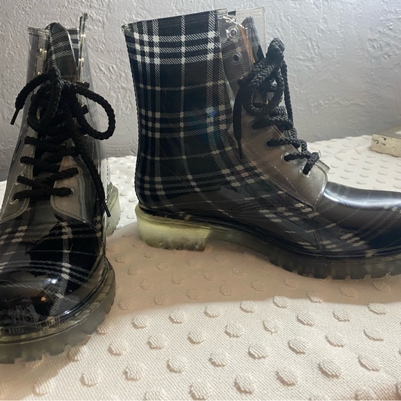 DIRTY LAUNDRY BY CHINESE LAUNDRY WOMEN'S ROADIE RAIN BOOT - Picture 11 of 16